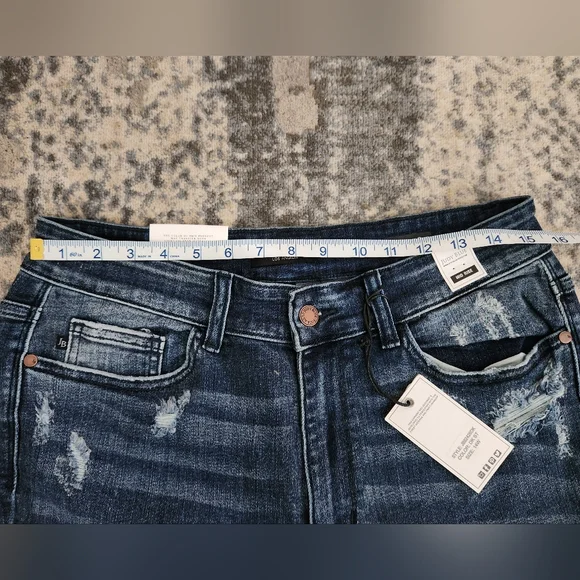 NWT Judy Blue Midrise Distressed Jeans - Picture 5 of 10